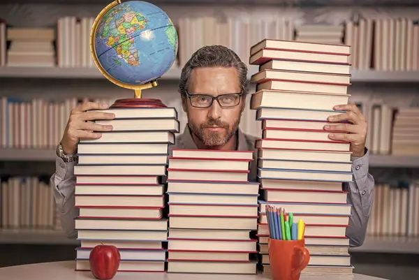 Zeki öğretmen. Sınıftaki kitap kurdu adam. Kitap edebiyatı öğretmeni. Okul kütüphanesinde eğitim. İnsan kitap kurdu bilgi edinir. Öğretmenler ve bilgi günü. Yeniliğin dehası.