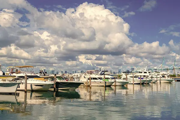 Florida, South Beach marinasında yaz tatili için Miami sahiline demir atmış özel lüks bir tekne..
