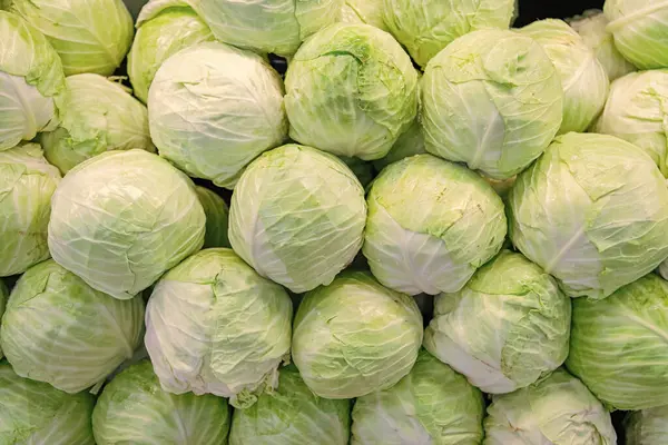 Eko sebze. Yeşil lahana arka planı. Yiyecek pazarında sebze sebzesi. Organik yiyecekler. Hasat ve çiftçilik. Organik sebze lahanası. Organik lahana arka planı. Sağlıklı beslenme.