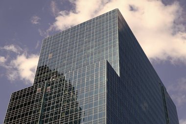 Modern ofis binasının mimarisi. Perspektif şehir gökdeleni. Modern gökdelen binası. Metropolis 'teki mimari bina. Gökdelen perspektifi. Şehir mimarisi yansıtıcı camla.