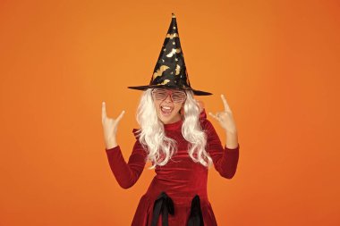 Bütün cadılar kendini iyi hisseder. Yarasa şapkası. Cadılar Bayramı cadı kostümlü kız. Mutlu Cadılar Bayramı. Cadılar Bayramı kostümlü cadı kız turuncu üzerine izole edilmiş. Şeker mi şaka mı? Tüm Cadılar Bayramı kostüm partisi kutlaması.