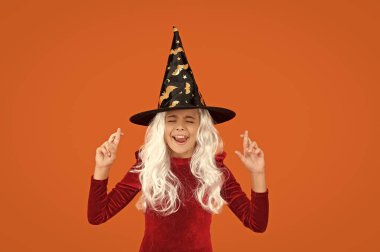 Cadılar Bayramı kostüm partisi kutlaması. Tüm Cadılar Bayramı cadıları. Cadılar Bayramı cadı kostümlü hayalperest kız. Mutlu Cadılar Bayramı rüyaları. Cadılar Bayramı kostümlü hayalperest cadı turuncu üzerinde izole edilmiş. Şaka mı şeker mi?.