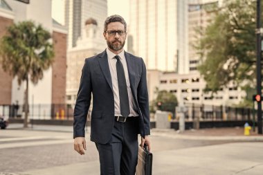 Başarıya doğru yürü. İspanyol işadamı şehirde yürüyor. Karşıdan karşıya geçen bir iş adamı. İş gezisi adamım. New York 'taki iş adamı. İş başarısı. Takım elbiseli bir işadamı dışarıda yürüyor..