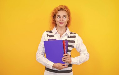 Üniversitede kadın öğretmen eğitimi. Üniversite sınavı öğretmenleri. Okul dersindeki kadın öğretmen. Eğitimli kadın bilgisi. Üniversite öğretmeni. Öğretmen sarı üzerine. Eğitim fırsatları.