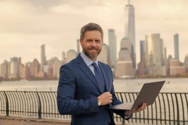 Adam internet tarayıcısından iş e-postası ve sörf yolluyor. New York 'ta serbest çalışan bir iş adamı. İnternette çalışan bir iş adamı. İş adamı dışarıda bilgisayar ya da dizüstü bilgisayarda çalışmakla meşgul. Fırsatları yakala.