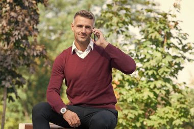 Adam dışarıda telefonla konuşuyor. Olgun adam çağırıyor. Adam telefonda konuşuyor. Telefon var. Mobil bağlantı. Akıllı telefonlu bir iş adamı. İş iletişimi. Modern iletişim. İş adamı sohbeti.