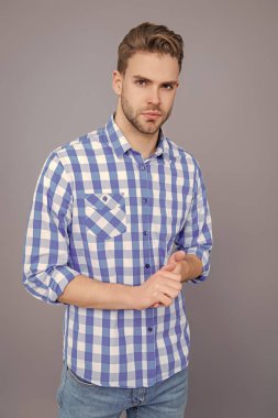 Şık bir erkek portresi. Sıradan bir adam. Adamın şık bir saç kesimi var. Moda saç stili olan bir adam. Sıradan bir portre. Milenyum portresi. Genç milenyum adamı Griler 'de izole edilmiş. Minimalist moda.