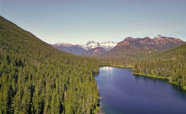 Cooper Gölü 'nün popüler doğa yürüyüşü. Cooper gölü ve dağ manzarası. Cooper Gölü 'nün dağ ve orman manzarası. Doğa manzarası. Washington 'daki Cooper Gölü. Nefes kesici manzaralar.