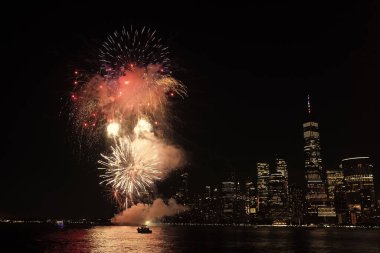 New York Manhattan havai fişekleri arifesinde. Manhattan 'da havai fişekler. New York 4 Temmuz Havai fişekleri. Flashing Fireworks ile New York City Skyline Manhattan. Bağımsızlık Günü