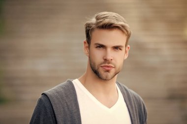 Adamın şık saçları var. Moda görünümlü saçlı bir adam. Sıradan bir erkek portresi. Erkek saç stili. Milenyum portresi. Genç milenyum adamı. Şık bir erkek portresi. Sıradan bir erkek stili..