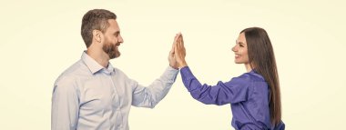 İş anlaşması. Anlaşmadan sonra iki iş adamı beşlik çaktı. İş anlaşmasında başarılı bir anlaşma. Beyazlarla uğraşan iş adamları. ortaklık kavramı.