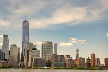 New York, New York Birleşik Devletleri. Manhattan 'ın ortasındaki New York şehrinin ufuk çizgisi. ABD, New York, New York, Manhattan. Amerikan finans başkenti. Aşağı Manhattan silueti. New Jersey 'den New York. Manhattan şehir merkezi..