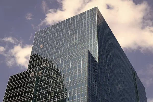 Modern ofis binasının mimarisi. Perspektif şehir gökdeleni. Modern gökdelen binası. Metropolis 'teki mimari bina. Gökdelen perspektifi. Şehir mimarisi yansıtıcı camla.