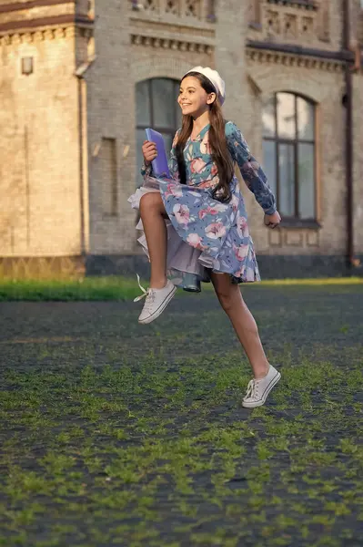 Okuldaki eğitim. Kız öğrenci dışarı atlıyor. 1 Eylül. Ders çalışma zamanı. Bilgi ve eğitim. Okul eğitimi. Öğrenci hayatı. Genç kız okula geri dönüyor. Bilgi toplama günü. Üniversiteye git..