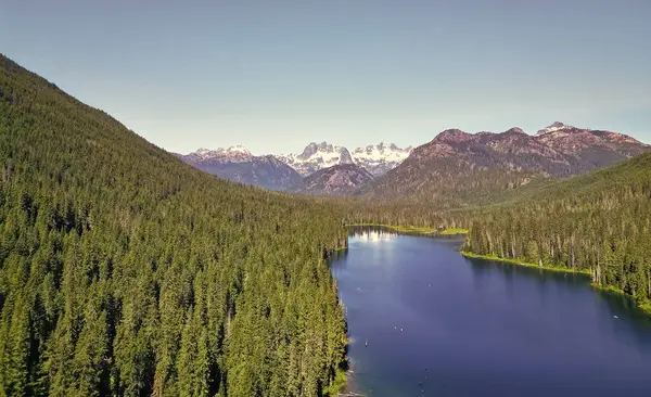 Cooper Gölü 'nün popüler doğa yürüyüşü. Cooper gölü ve dağ manzarası. Cooper Gölü 'nün dağ ve orman manzarası. Doğa manzarası. Washington 'daki Cooper Gölü. Nefes kesici manzaralar.