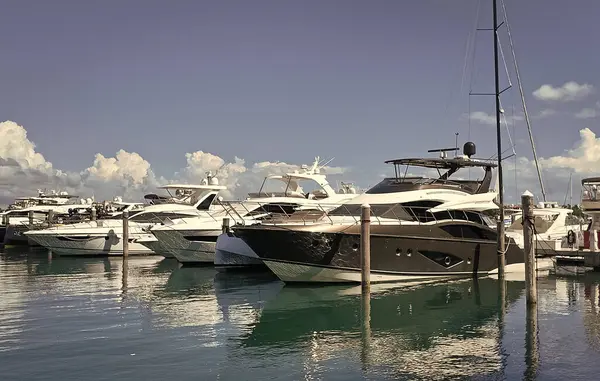 Florida, South Beach marinasında yaz tatili için Miami sahiline demir atmış özel lüks bir tekne..