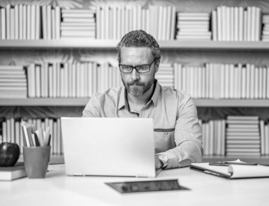 Sınıfta öğretmenin online eğitimi. Öğretmenler günü. Öğretmen çevrimiçi eğitim sunuyor. Online okul eğitimi. Estonya 'da dersteydim. Dijital sınıf. Web tabanlı talimatlar.