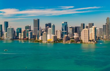Modern şehir binası ve gökdelen. Şehir merkezinin silüeti. Miami 'nin hava manzarası. Miami şehir merkezindeki Brickell Key 'deki modern gökdelenin havadan görünüşü. Miami 'nin silüeti. Brickell Şehir Merkezi.