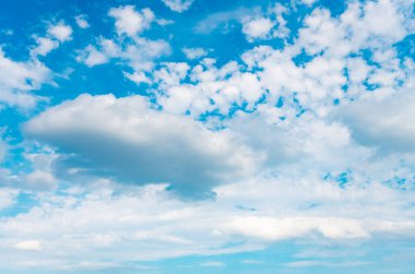 Güneşin doğuşuyla mavi gökyüzünün güzel manzarası. Gökyüzü bulutları. Parçalı bulutlu. Arka plan bulutu yazı. Gün batımında gökyüzü bulutsuz. Doğal gökyüzü.