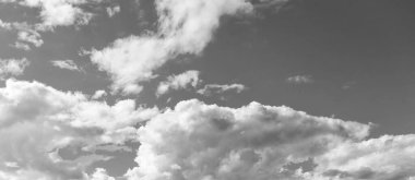 Bulutlu gökyüzü arka planı. Bulutlu gökyüzü arkaplanı. Gökyüzünde bulut. Bulutlu bir arka plan. Bulutlu kasvetli gökyüzü. Gökyüzü ve bulutlar. Bulutlu gökyüzü. Hava tahminleri.