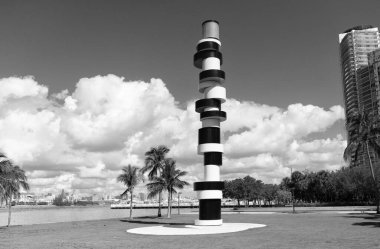 South Pointe Parkı. Miami 'nin güney sahilindeki Metro Miami' deki şehir parkı. Güney sahil marinası. Miami Beach Florida USA 'daki South Pointe Park Pier' deki ünlü anıt. Yaz seyahati.