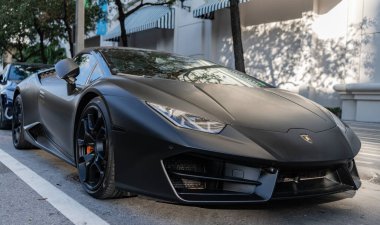 Miami, Florida, ABD - 01 Aralık 2024 Lamborghini Huracan spor araba. Lamborghini Huracan EVO 'nun spor arabası. Lamborghini Huracan 'ın siyah arabası sokakta, köşe manzaralı..