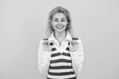 İş hayatı yaşayan bir kadın. Sıradan bir tarz. Şık kızıl saçlı kadın menajer. Öğretmenim. İş kadını ya da sekreter. Sarıda soyutlanmış beyaz bir kadın. İmza biçimi.