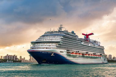 Miami, Florida, ABD - 16 Aralık 2024 Yaz Tatili Seyahati. Karnaval yolcu gemisi. Gemi turu ve deniz seyahati. Gemi Miami limanından ayrılıyor. Seyahat ediyorum. Karnaval Horizon gemi yolculuğu..