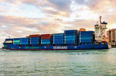 Miami, Florida, ABD - 14 Aralık 2024: konteyner gemisi. Miami 'de konteynırlı, hava manzaralı Kargo Kıyısı Mavi Gemi Servisi. Kargo gemisinde nakliye konteynırı. Kargo gemisi. Miami Limanı.