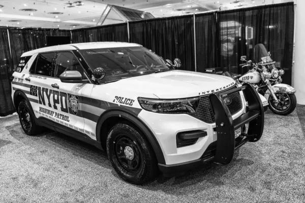 New York City, ABD - 27 Mart 2024: Ford Interceptor polis arabası New York Uluslararası Otomobil Fuarı, köşe görüş.