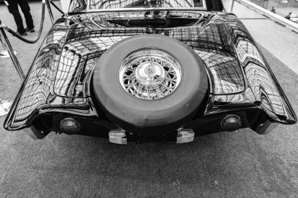 New York City, ABD - 27 Mart 2024: 1971 Stutz Blackhawk, New York Uluslararası Otomobil Fuarı 'nda yedek lastikli retro araba,.