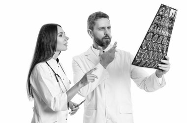 Tıbbi klinikte teşhis muayenesinde olan bir doktorla sağlık hizmeti. Doktor Radyolog MRI taramasında teşhis koydu. Doktor kaliteli sağlık hizmeti veriyor. Sağlık ve ilaç. Nörolog yönlendirmesi.