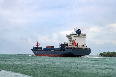 Kargo gemisi denizde, hava manzaralı. Yük konteynırı kargo gemisine yüklendi. Hava görüntülü kargo gemisi limana giriyor. Kargo işi. Konteyner gemisi. Nakliye lojistiği. Ticari nakliye.