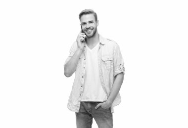 İletişim. Akıllı telefondan konuşan adam beyazda izole edilmiş. Millennial Man 'in telefon görüşmesi var. Ses bağlantısı. Adam akıllı telefonda konuşuyor. Telefon var. Mobil iletişim.