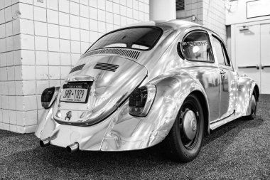 New York City, ABD - 27 Mart 2024: New York Uluslararası Otomobil Fuarı 'nda Volkswagen Yeni Böcek altın antika arabası, nadir görülen manzara.