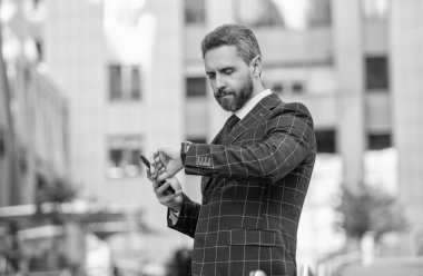 Dakik adam, nöbete geç kalma zamanını kontrol ediyor. Nöbetçi bir iş adamı. Dakik iş adamı dışarıda zamanı kontrol ediyor. İş için son gün. İş hayatına geç kalan bir iş adamı. Zaman yönetimi.