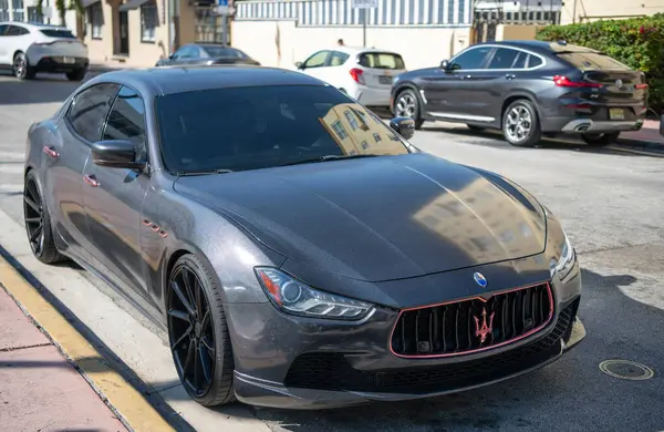 Miami, Florida, ABD - 06 Aralık 2024: Maserati Ghibli 2025 spor yara izi. Maserati Ghibli 'nin lüks spor arabası. Maserati Ghibli 'nin arabası dışarıda park edilmiş. Maserati Ghibli, köşe görünümü.