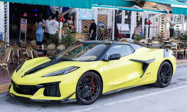Miami, Florida, ABD - 19 Aralık 2024 Chevrolet Corvette Chevy spor arabası. Chevrolet Corvette 'in spor arabası. Chevy Corvette 'in arabası dışarıda park edilmiş. Chevrolet Corvette, köşe manzaralı..