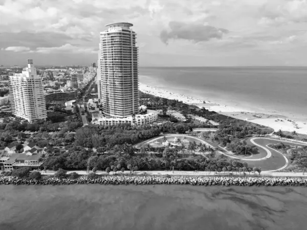 Şehrin gökdelen mimarisi ve marinası. Miami, Florida 'nın gökyüzü manzarası. Şehrin mimarisi bu işte. Şehir merkezinin silüeti. Miami 'nin silüeti. Miami güney sahili hava manzaralı. Şehir silüeti.