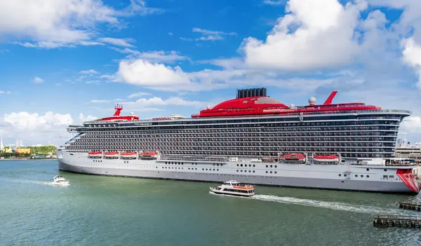 Hava manzaralı lüks yolcu gemisi yolculuğu. Gemi limandan ayrılıyor. Miami turu. Gemi seyahati. Yaz tatilinde hava seyahati. Gemi turu. Seyahat macerası. Lüks gemi.