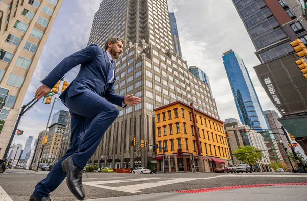 Son teslim tarihi. İş başarısı. New York caddesinde başarılı bir iş adamı. Manhattan 'daki iş adamı. Büyük şehirde iş başarısı. İş adamı başarıya koşuyor. Başarılı bir anlaşma..