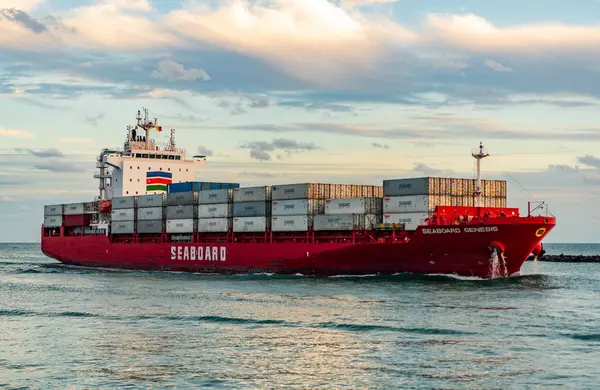 Miami, Florida, ABD - 3 Ocak 2025: Miami 'deki Seaboard Genesis kargo gemisi. Yük konteynırı kargo gemisine yüklendi. Hava görüntülü kargo gemisi limana giriyor. Konteyner gemisi.