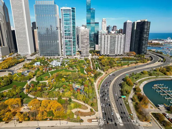 Autumn City Park manzarası. Şehir parkı olan şehir manzarası. Chicago 'nun yüksek binaları. Chicago şehir manzarası gökyüzü mimarisi. Gökdelen ve manzara. Chicago şehir manzarası. Chicago şehir parkı ve ufuk çizgisi.