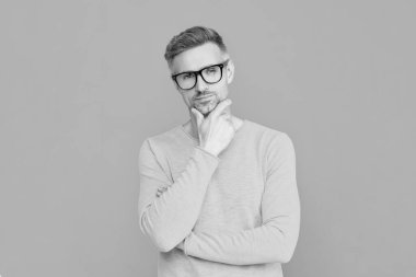 Gözlükle iyi görünüyorsun. Olgun adam gözlüklü bak. Görüş keskinliği ve görme yeteneği. Vizyon görüşü düzeltmesi. Gözlüklü adam iyi görünüyor. Görmekte zorlanıyorum. Mavili adam için göz giysisi. Kendinden emin ve zeki..