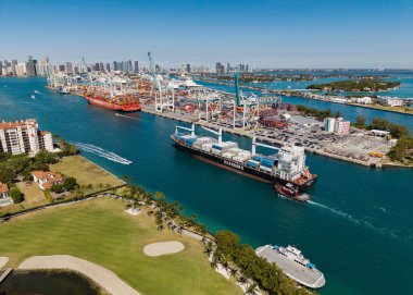 Miami, Florida, ABD - 20 Mart 2025: kargo gemisi ve römorkör. Kargo gemisi. Miami limanı. Monrovia konteynırı gemisi. Kargo Seaboard Explorer konteynır gemisi, hava görüntüsü.