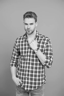 Kol saatini gösteren bir adam. Zaman dakikliği. Lüks kol saati olan adamlar. Millennial yakışıklı adam kol saatini gösteriyor. Erkekler için moda aksesuarı. Erkek moda aksesuarı. Eli kollu bir adam. Model pozu.