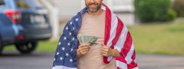 Amerikan vergi politikası. Kesik gözlü adam ve Amerikan bayrağı. Amerika 'da vergi ödemek. Katma değer vergisi. Vergi sistemi. Vatansever adam. Amerikan bayrağı ve dolar parası olan adam. Enflasyon kavramı.