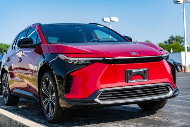Park Ridge, Illinois, ABD - 16 Ağustos 2024: Toyota bZ4X 2023 elektrik geçişi. Toyota bZ4X 'in lüks elektrikli aracı. Toyota BZ4X 'in arabası dışarıda park edilmiş. Toyota bZ4X kırmızı renk, köşe görünümü.