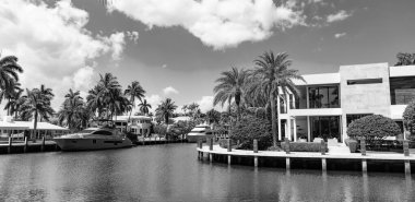 Yaz tatili. Yat teknesi. Lüks bir yatta yaz tatili. Villa ile birlikte denizde geçirdiğimiz yaz tatilinin tadını çıkarıyorum. Bir sürat teknesiyle yaz tatili. Panorama görünümü.