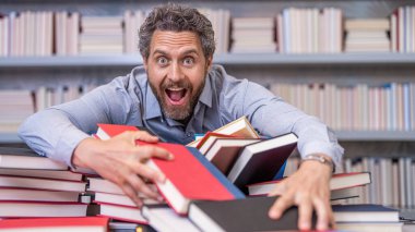 Öğretmenler gününde bilgi ve eğitim almak için kitap okuyan öğretmen..